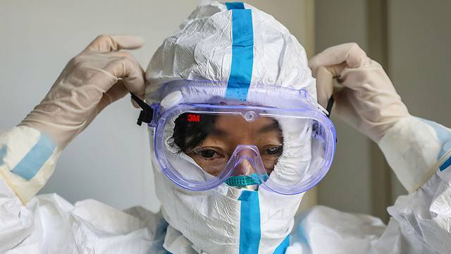 Врачи в аду: так китайские медики своими телами останавливают коронавирус