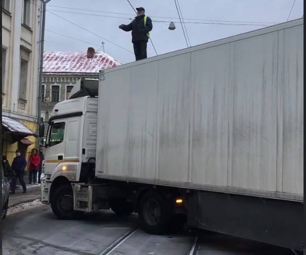 Перекрывшего улицу в Москве водителя фуры уволили