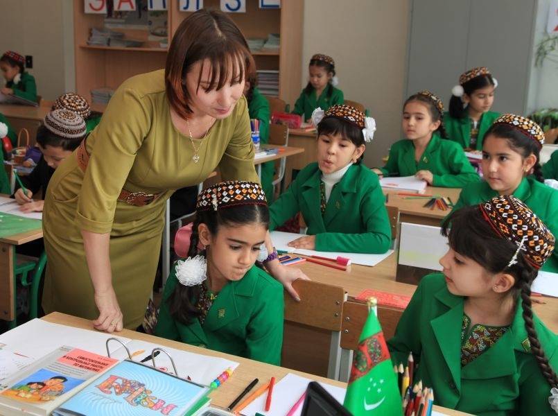 Школьных педагогов в Туркмении обязали купить пять самых дорогих зеленых ручек