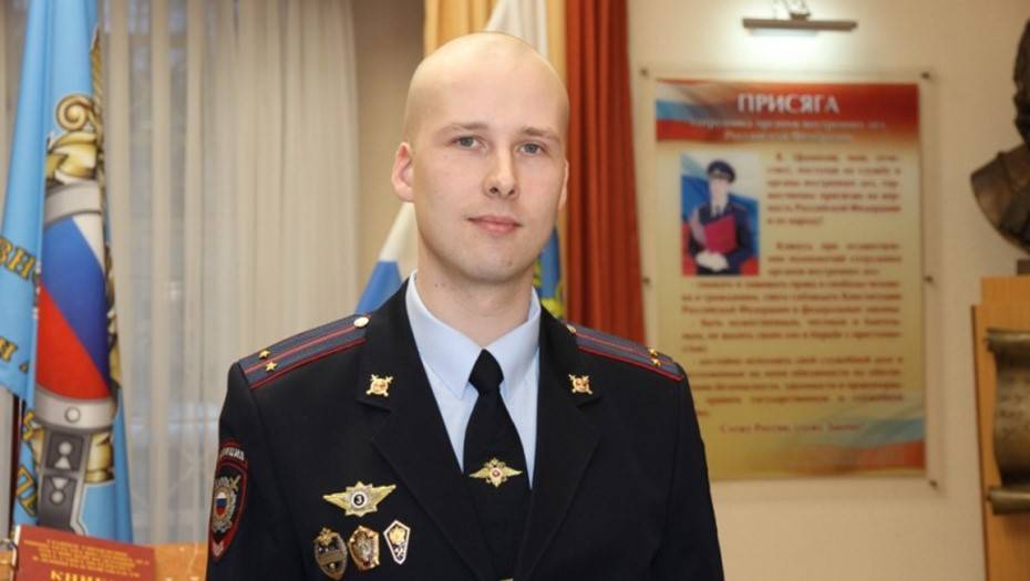 Петербургского полицейского наградили за спасение утопающего