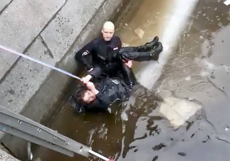 В Петербурге наградили полицейского, который спас мужчину из-подо льда