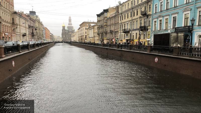 Полицейский получил награду за спасение мужчины из канала Грибоедова в Петербурге