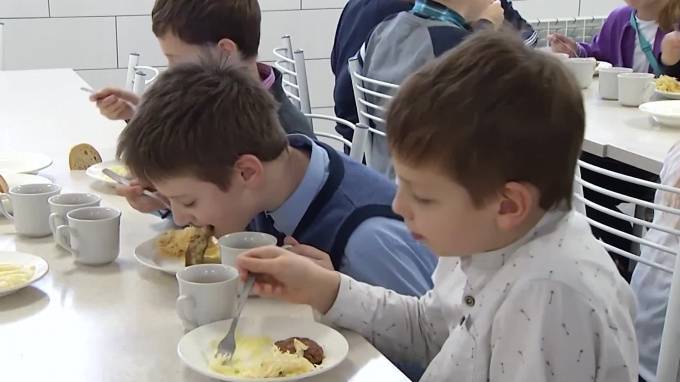 В России приняли закон о бесплатном горячем питании для младшеклассников