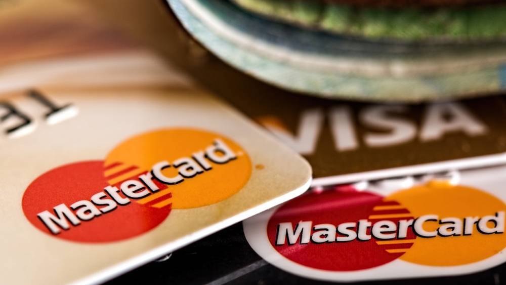 Владельцы Mastercard смогут снимать наличные на кассах отелей и ресторанов