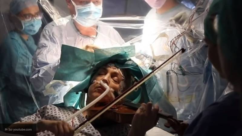Женщина играла на скрипке во время хирургической операции на мозге в Великобритании