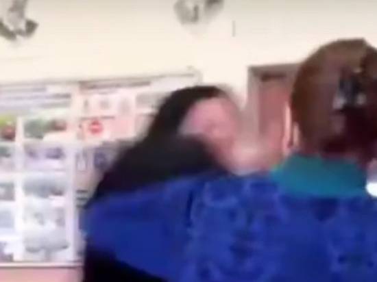 Полиция заинтересовалась российским школьником, с размаху ударившим учительницу по лицу