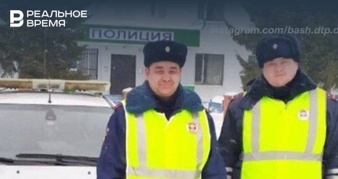 В Башкирии сотрудники ГИБДД спасли на трассе замерзающего незрячего инвалида