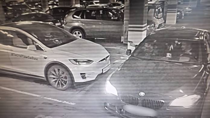 Кузбассовец опубликовал видео, как его Tesla «расстреляли» в Санкт-Петербурге
