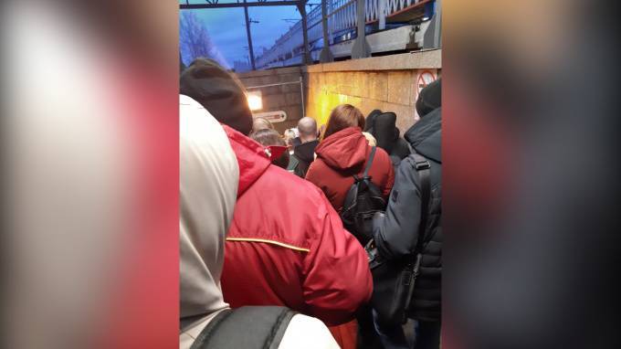 Огромная очередь столпилась у входа в вестибюль станции метро "Девяткино"