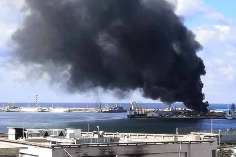 В порту Триполи уничтожено судно с турецким оружием