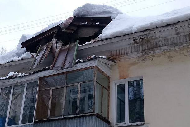 В Сыктывкаре под тяжестью снега обрушилась крыша жилого дома