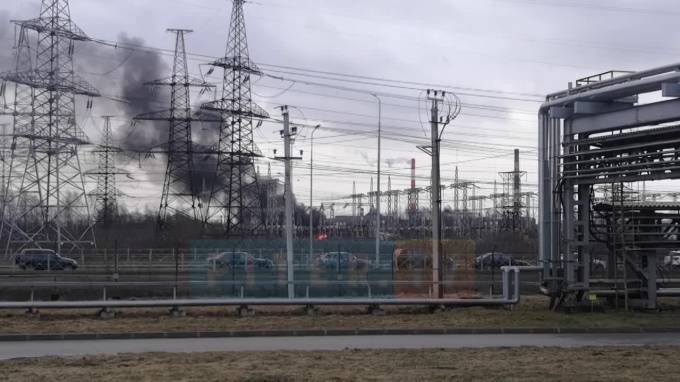 Петербуржцы: в Колпино рядом с электростанцией пожар