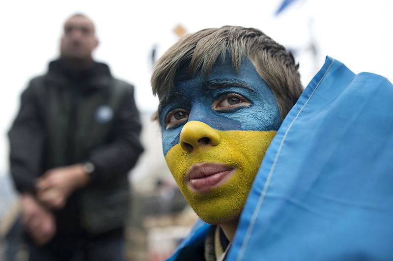 США за 38 миллионов долларов воспитают новую украинскую молодежь