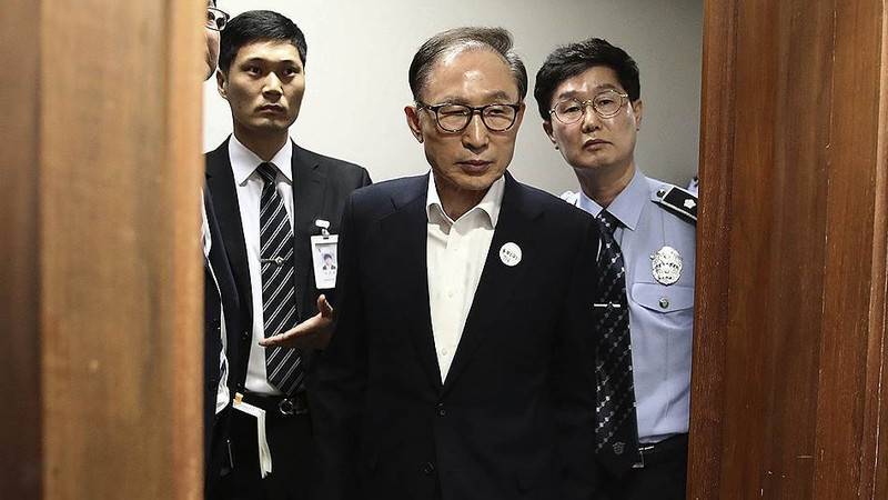Бывшего президента Южной Кореи осудили на 17 лет тюрьмы за коррупцию