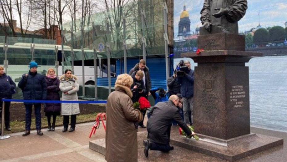 Путин и Нарусова возложили цветы к памятнику Собчаку в Петербурге