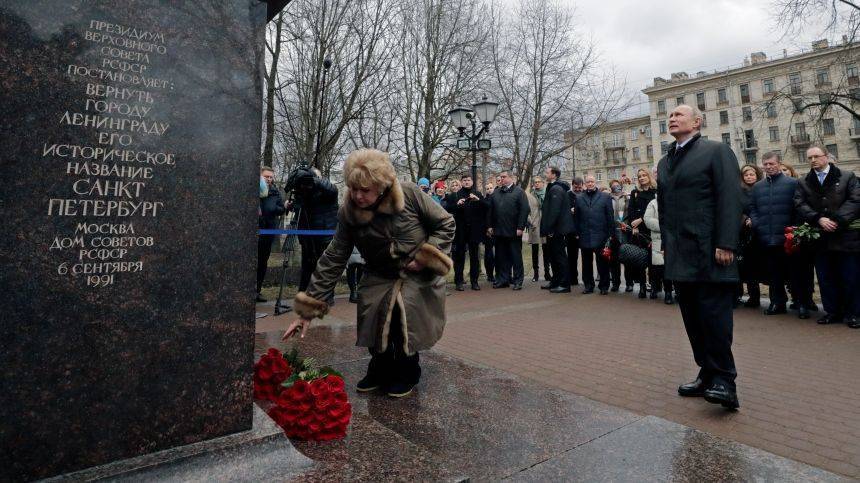 Путин возложил цветы к памятнику Собчаку в Петербурге | Новости | Пятый канал