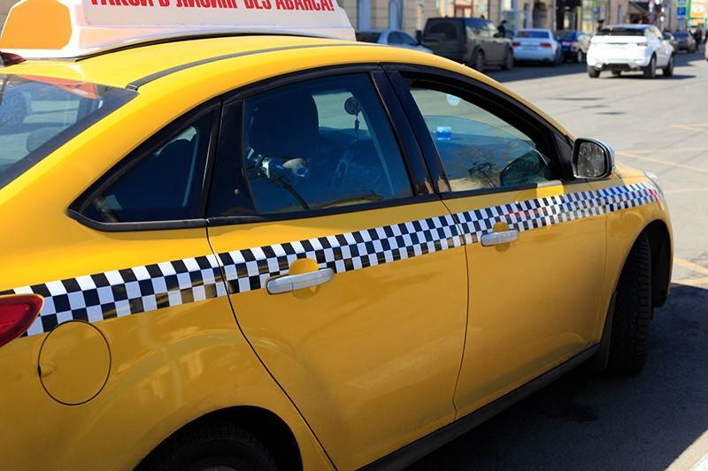 Таксист снял с банковской карты пассажира почти полмиллиона рублей