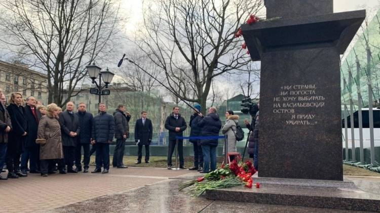 Путин возложил цветы к памятнику первому мэру Санкт-Петербурга