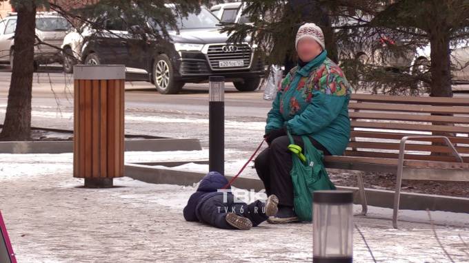 Пожилая россиянка привязала плачущего ребенка к поводку и потащила по асфальту