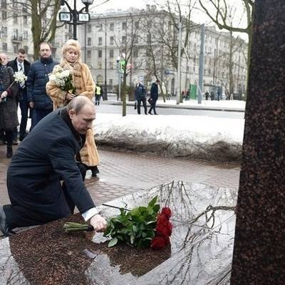 Путин возложил цветы к памятнику первому мэру Санкт-Петербурга Собчаку