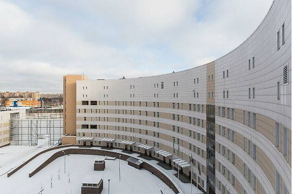 Главврача больницы в Питере уволили после побега проверяемых на коронавирус