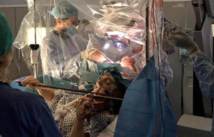 Пациентка играла на виолончели, пока врачи удаляли опухоль из ее мозга