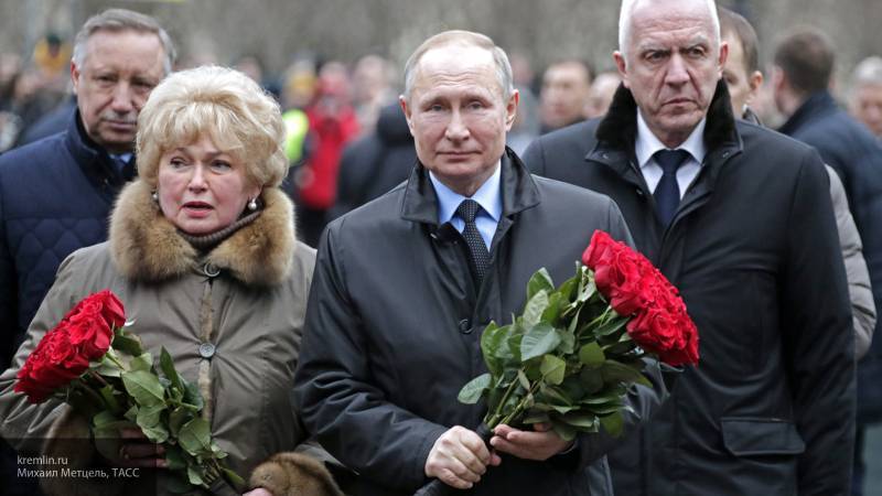 Путин и Беглов почтили память Собчака, возложив цветы к его мемориалу в Петербурге