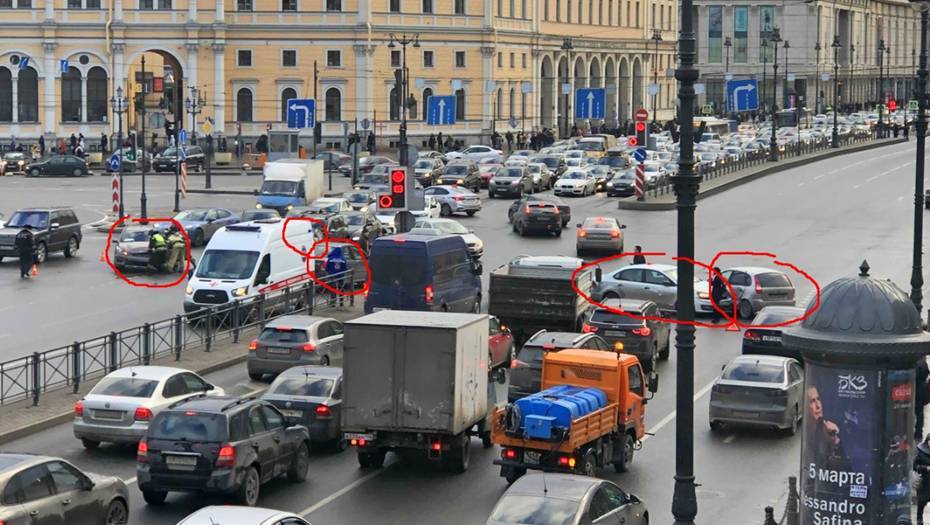 Массовое ДТП на площади Восстания заблокировало движение в центре Петербурга