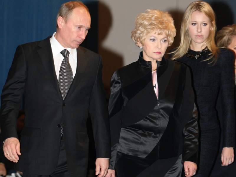 Владимир Путин и Ксения Собчак прилюдно пожали друг другу руки