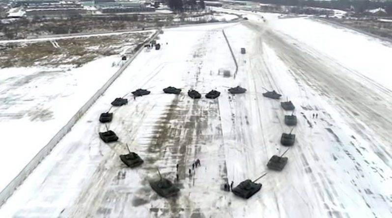 Лейтенант из России сделал девушке предложение, сложив сердце из 16 танков