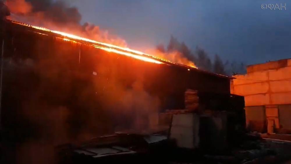 В Нижегородской области горит пилорама.