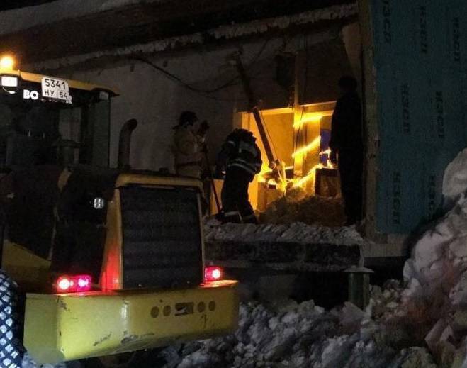 Пятерых человек достали из-под рухнувшей крыши кафе в Новосибирске