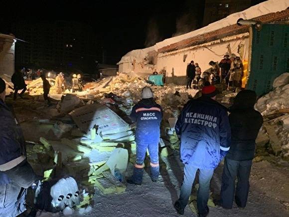 В Новосибирске из-за снега рухнула крыша кафе: один человек погиб, пятеро пострадали
