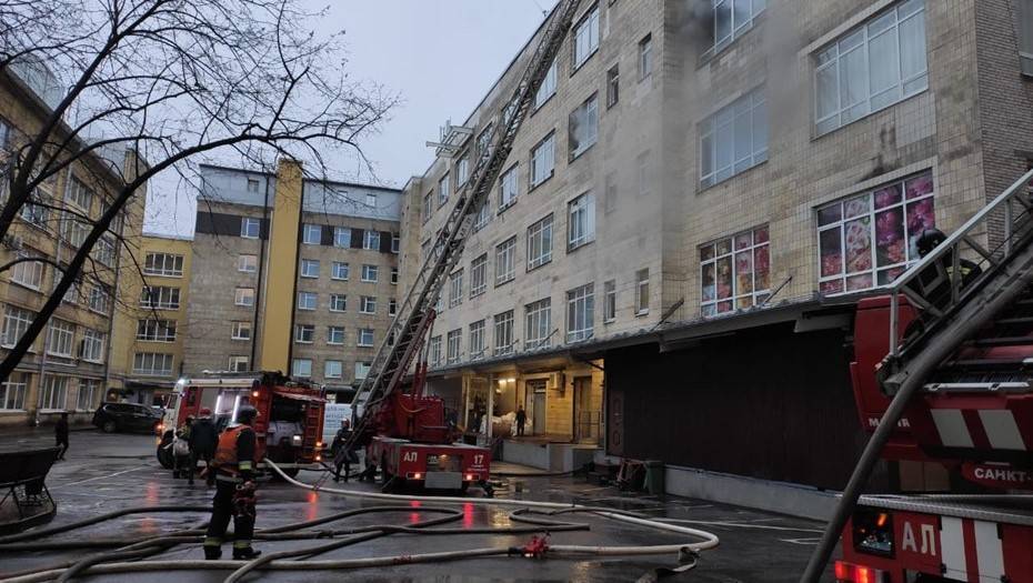 В бизнес-центре "Лениздат" по повышенному номеру сложности тушат пожар