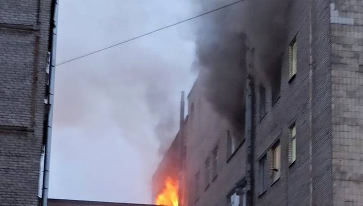 В Петербурге горит здание "Лениздата"