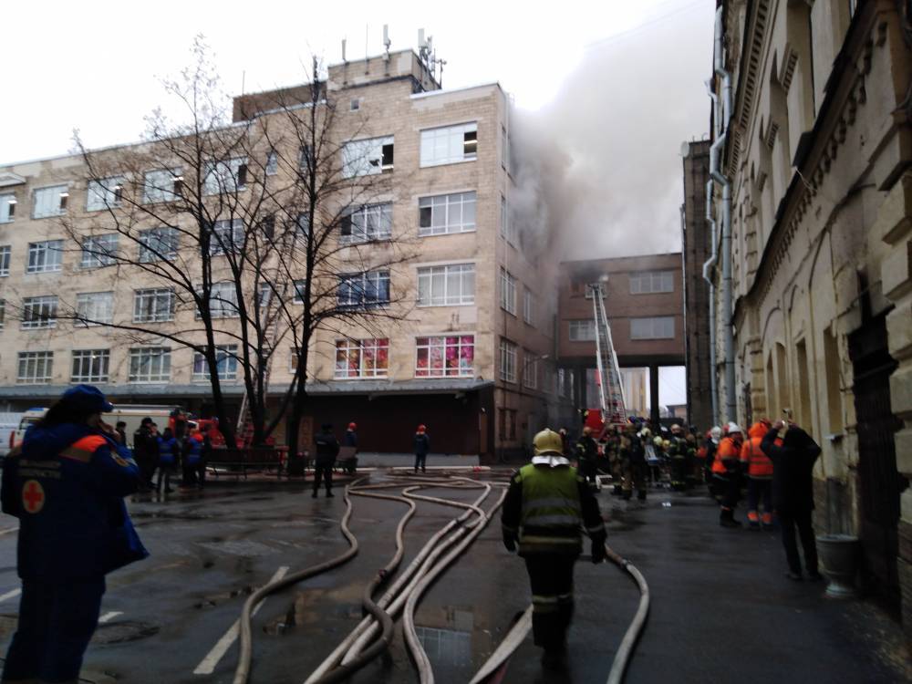 Бизнес-центр «Лениздат» загорелся в Петербурге