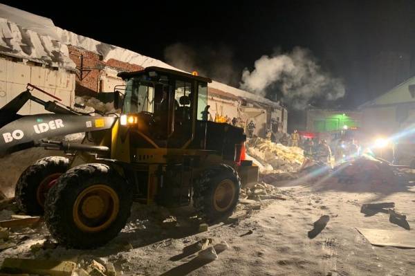 В Новосибирске под тяжестью снега обрушилась крыша: погиб один человек, четверо пострадали