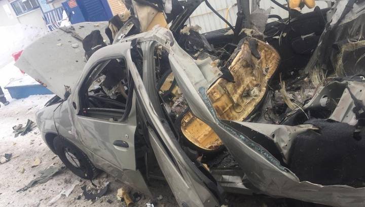 Взрыв разорвал легковой автомобиль на заправке в Башкирии. Видео