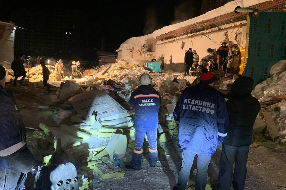 В Новосибирске обрушилась крыша кафе, один человек погиб