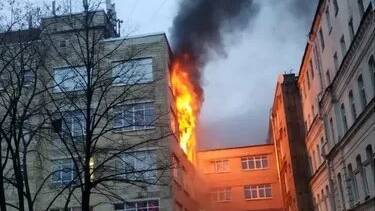 В здании «Лениздата» в Петербурге расширилась площадь пожара