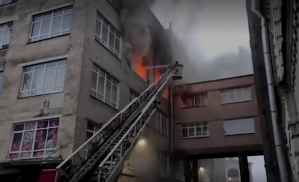 Появилось видео с места пожара в здании «Лениздата» в Петербурге