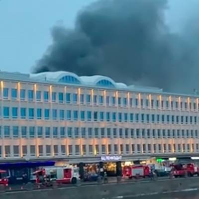 В Петербурге загорелось здание "Лениздата"