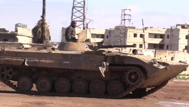 200 бронемашин и танков: турецкая техника пересекла границу с Сирией