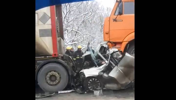 Двое погибших: на трассе в Пермском крае грузовики сплющили легковушку