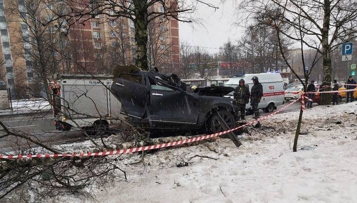 На северо-востоке Москвы два человека погибли в разорванной пополам машине. Видео