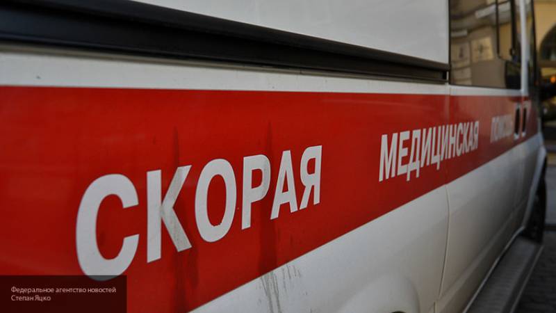 Водитель врезался в дерево и погиб в Москве