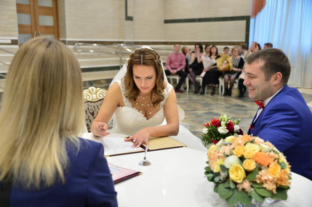 Более 160 столичных пар поженились в красивую дату февраля