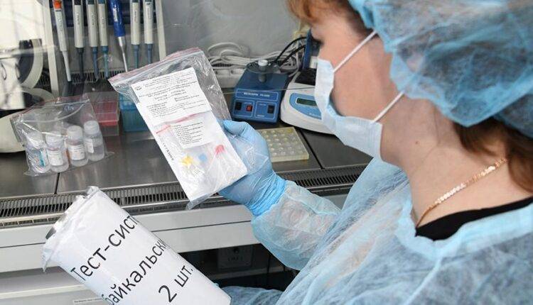 В Забайкалье врачи повторно взяли пробы на коронавирус у двоих человек