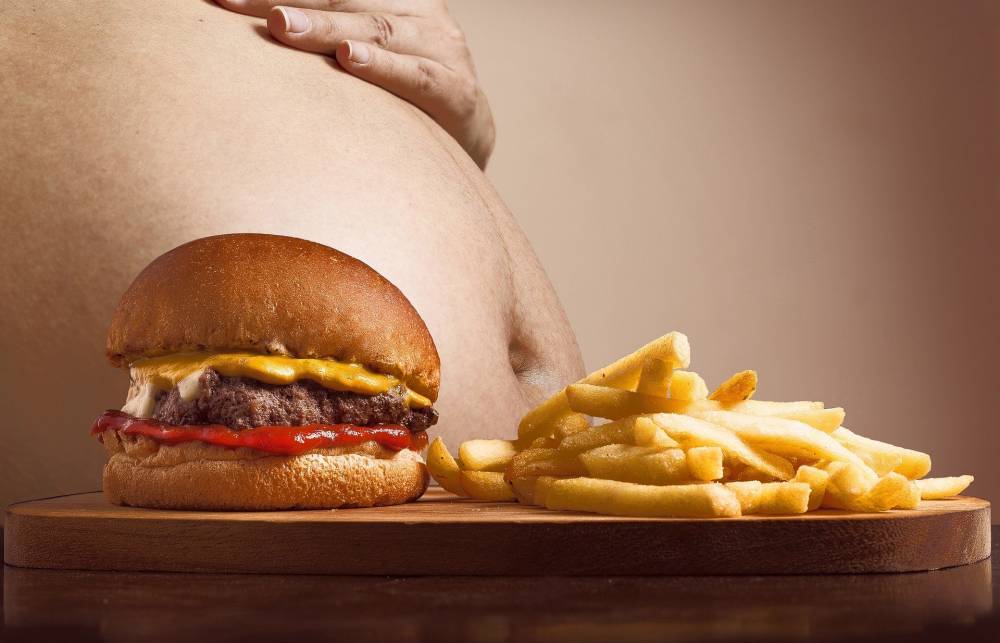 Медики рассказали, как большое количество еды помогает бороться с ожирением