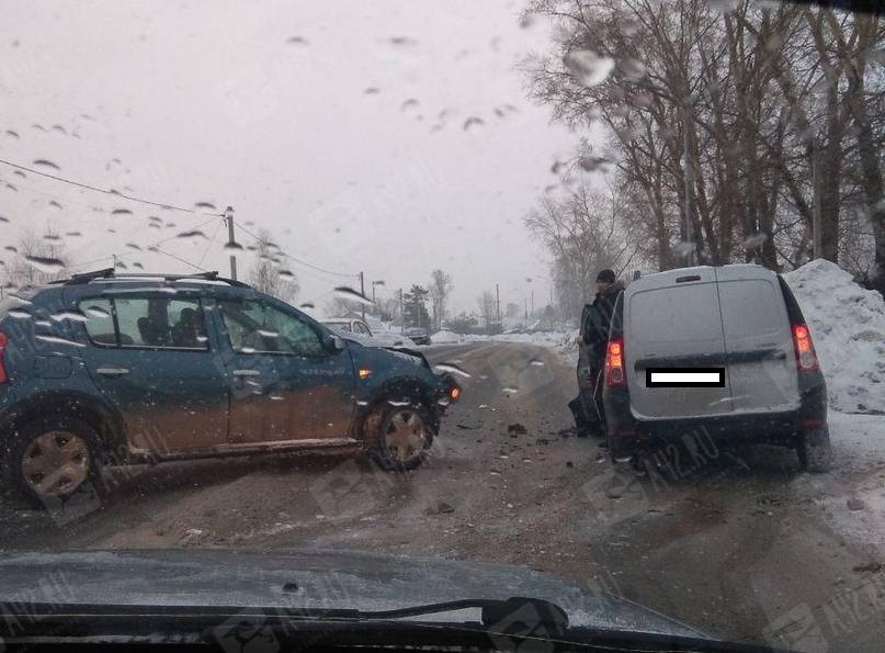 Момент серьёзного лобового ДТП в Кемерове попал на видео